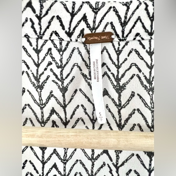 Free People Printed Stars Aligned Wide Bell Sleeve Boxy Crop Blouse Size Small - Picture 7 of 9